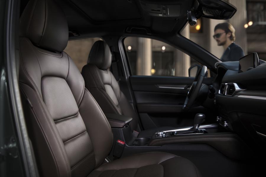 Интерьер Mazda CX-5 Signature 2018 года  (NA) (фото 3 из 40)